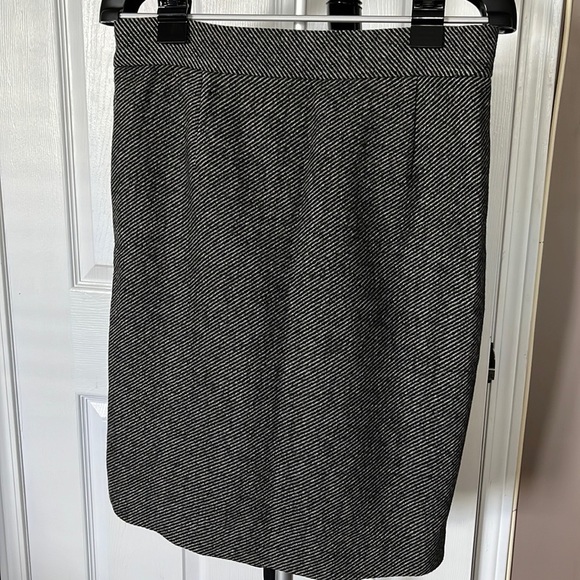 Elegant gray and black mini skirt - Picture 3 of 9